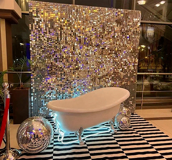 Фотозона «Серебристые пайетки с ванной» рис 1