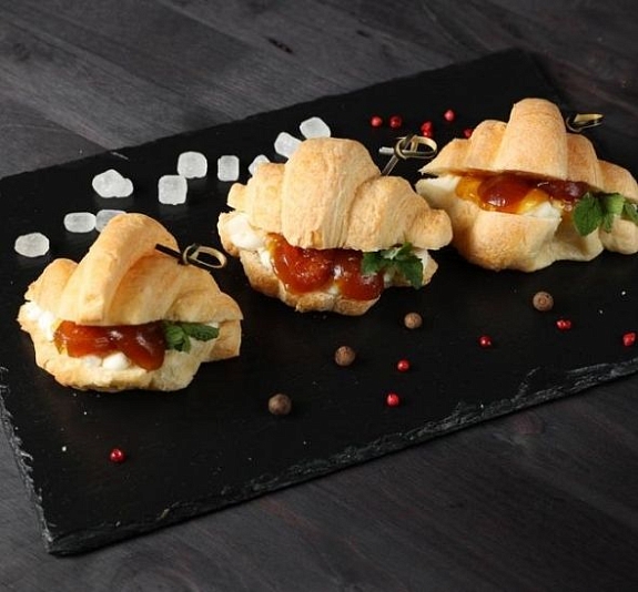 Круассан с инжиром и ягодной заправкой рис 1