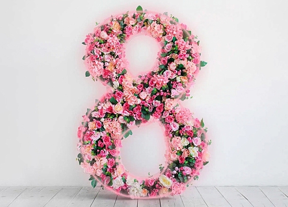 Буквы и цифры из цветов с подсветкой