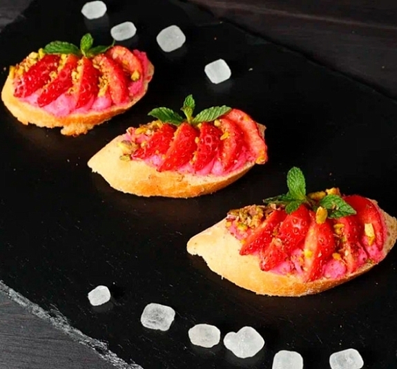 Брускетта с рикоттой и клубникой рис 2