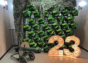 Фотозона из камуфляжных шаров