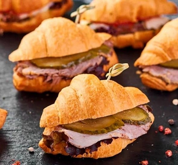 Мини-круассан с бужениной и маринованным огурцом рис 3