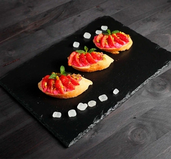Брускетта с рикоттой и клубникой рис 3