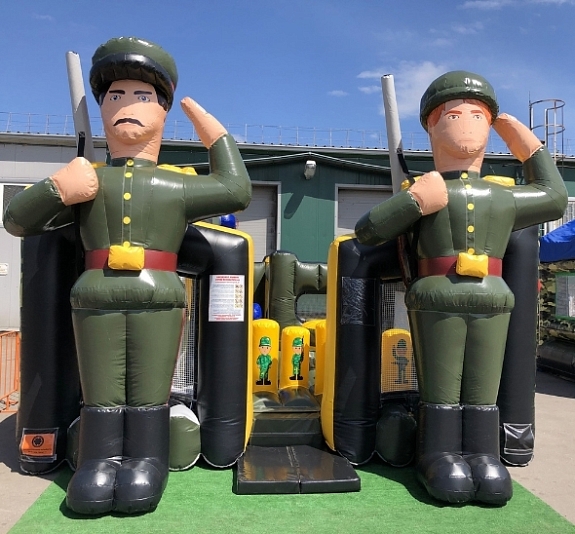 картинка Батут с горкой "Солдаты" от компании Рент-Бери