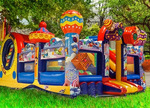 Батут с горкой и сухим бассейном "Парк развлечений"