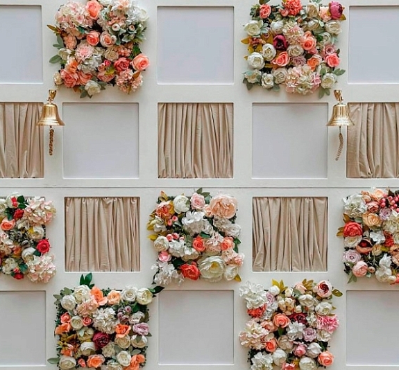 Цветочная фотозона руки с шампанским рис 1