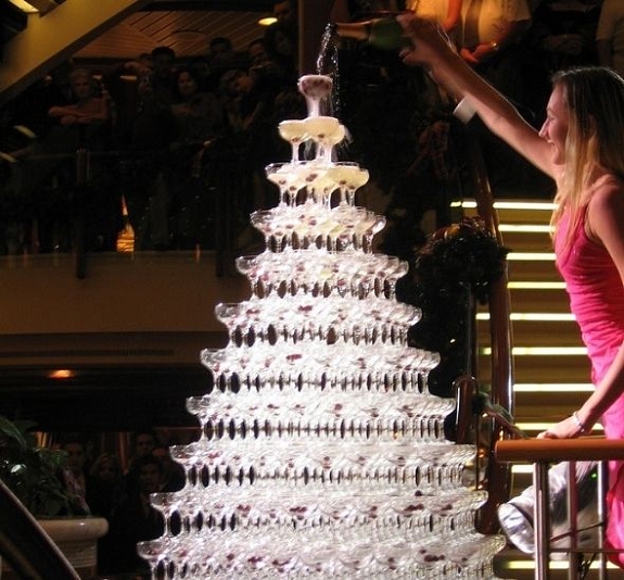 Пирамида из шампанского 364 бокалов (12 ярусов)
