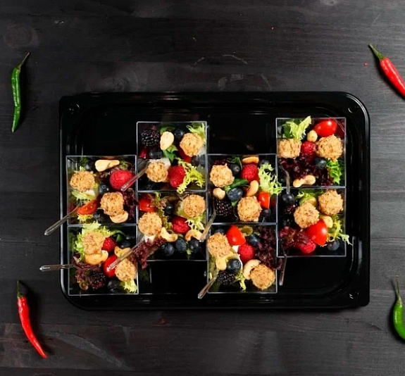 Салат микс с фетой и ягодами рис 2