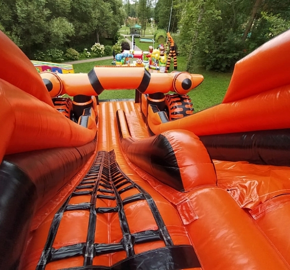 Надувная горка "Бэтмобиль" рис 1