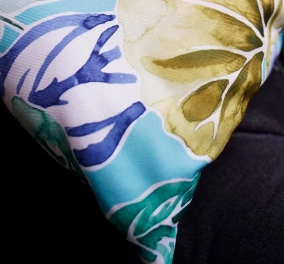 Декоративная подушка с акварельным принтом листьев рис 1