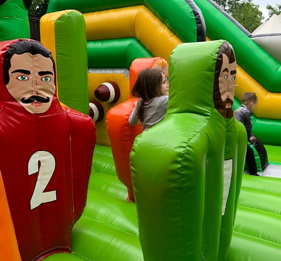 Батут с горкой "Регби" рис 1