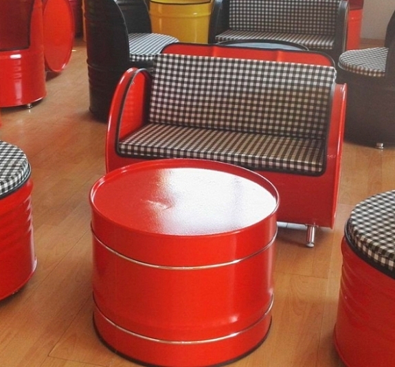 Стол журнальный из бочки красный рис 3