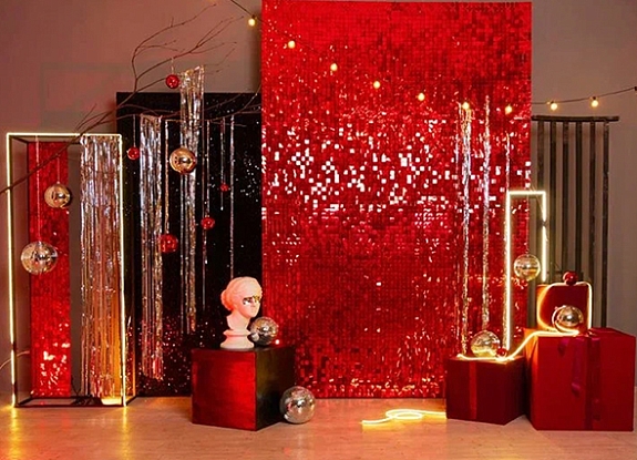 Фотозона Красные пайетки