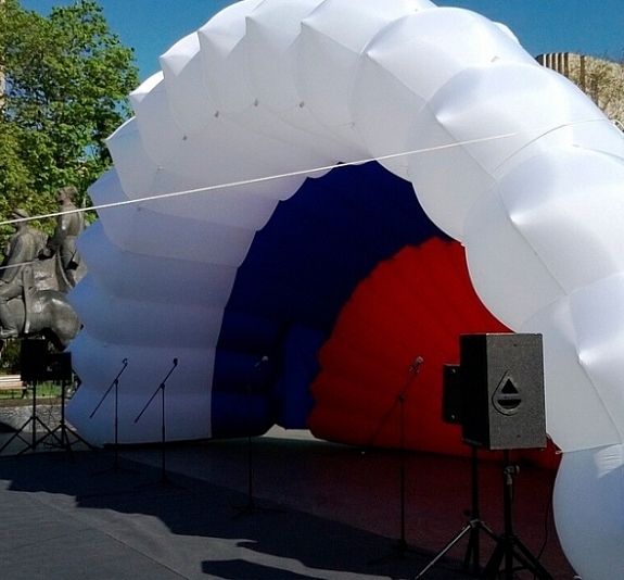 картинка Сцена ракушка надувная  "Триколор" 6х3 от компании Рент-Бери