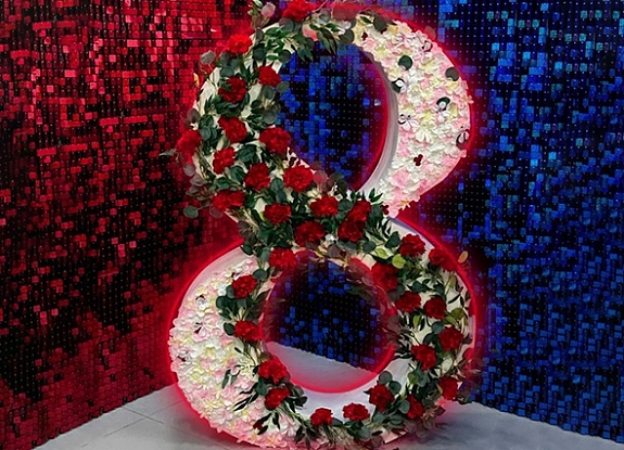 Буквы и цифры из живых цветов с подсветкой