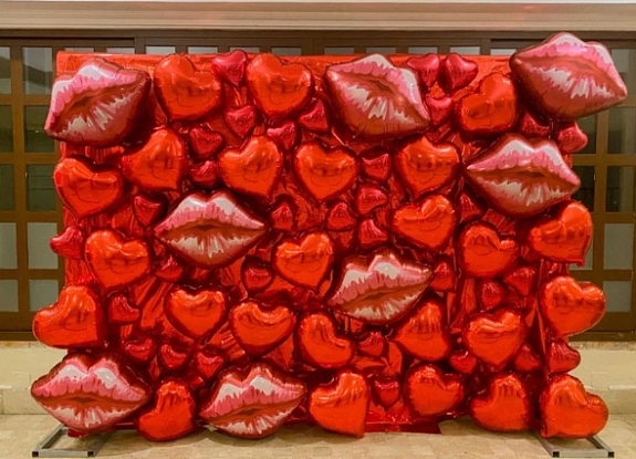 картинка Фотозона из фольгированных сердец от компании Рент-Бери