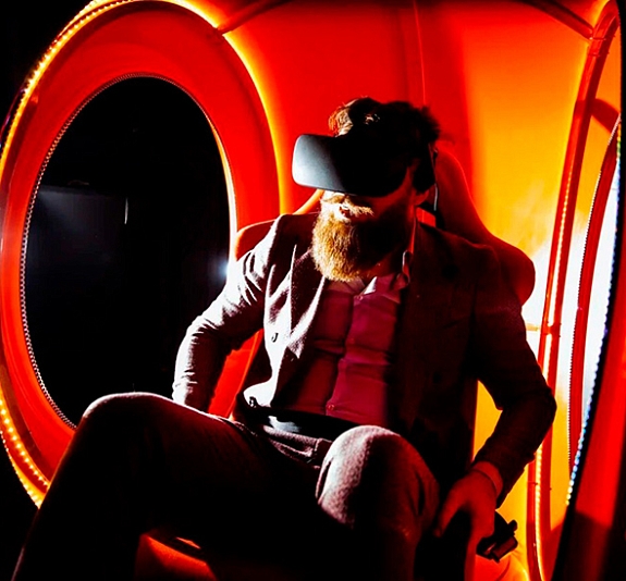 картинка VR шаттл синий/красный от компании Рент-Бери