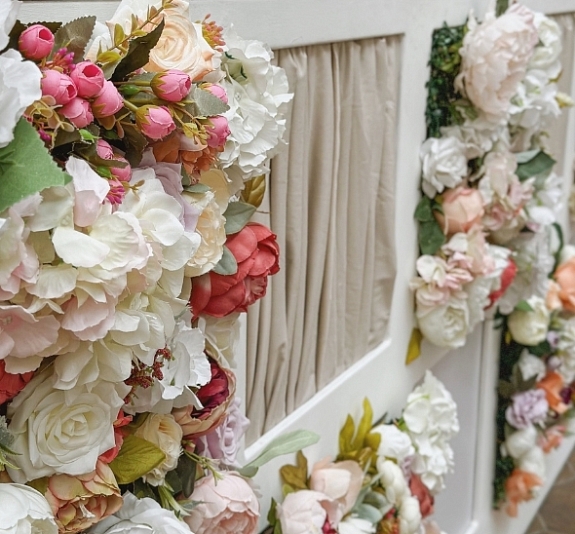 Цветочная фотозона руки с шампанским рис 2