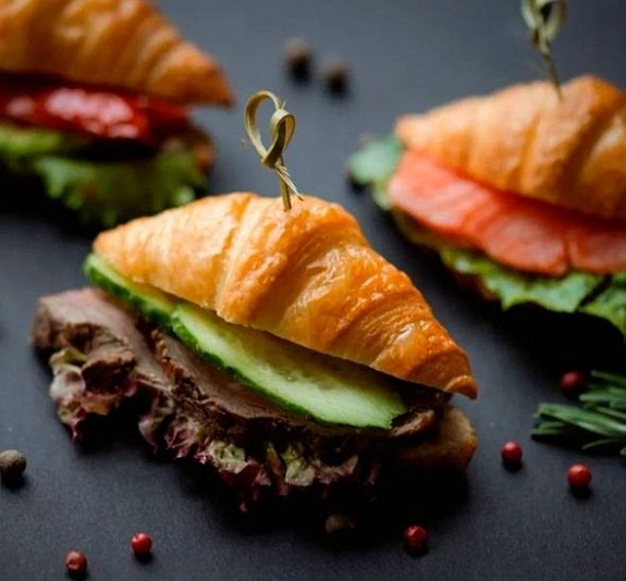 Мини-круассан с ростбифом рис 1