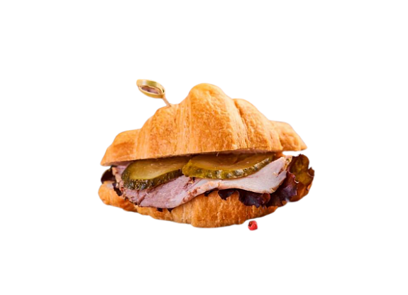 Мини-круассан с бужениной и маринованным огурцом