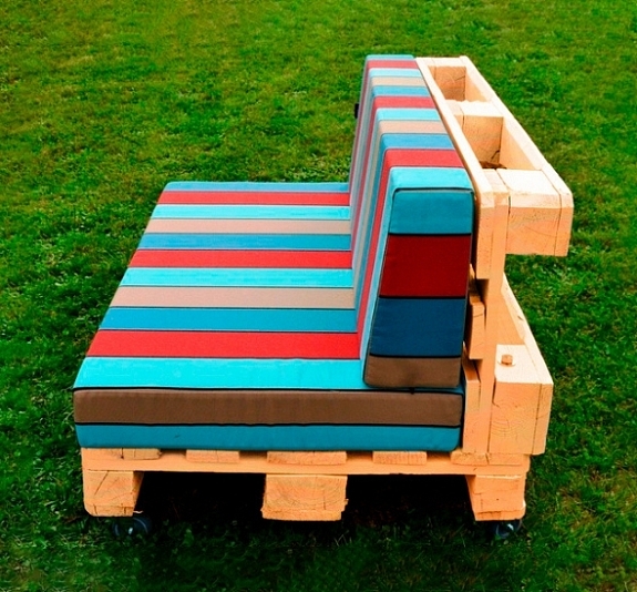 Двухместный диван Wood с разноцветными подушками рис 2