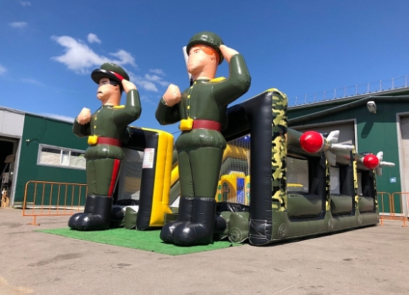 картинка Батут с горкой "Солдаты" от компании Рент-Бери