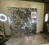 картинка Фотозона из серебряных пайеток от компании Рент-Бери
