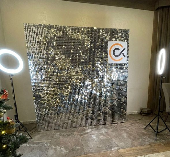 картинка Фотозона из серебряных пайеток от компании Рент-Бери