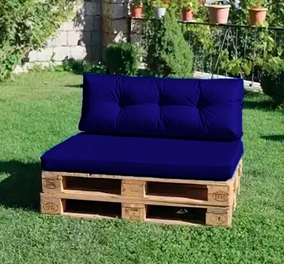 Двухместный диван с синими подушками рис 1