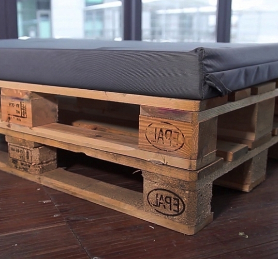 Обожжённый пуфик из паллет рис 4