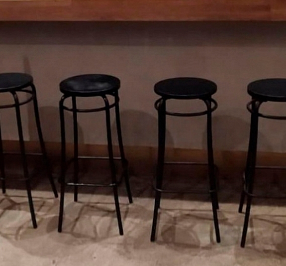 Стул барный чёрный металлический рис 1