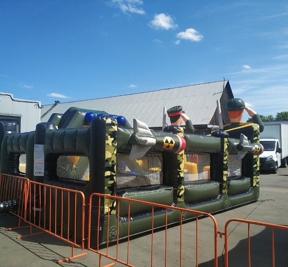 картинка Батут с горкой "Солдаты" от компании Рент-Бери