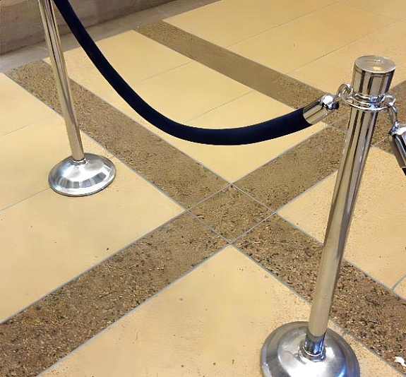 картинка Стойка с канатом серебристая от компании Рент-Бери