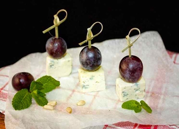 Канапе с голубым сыром и виноградом