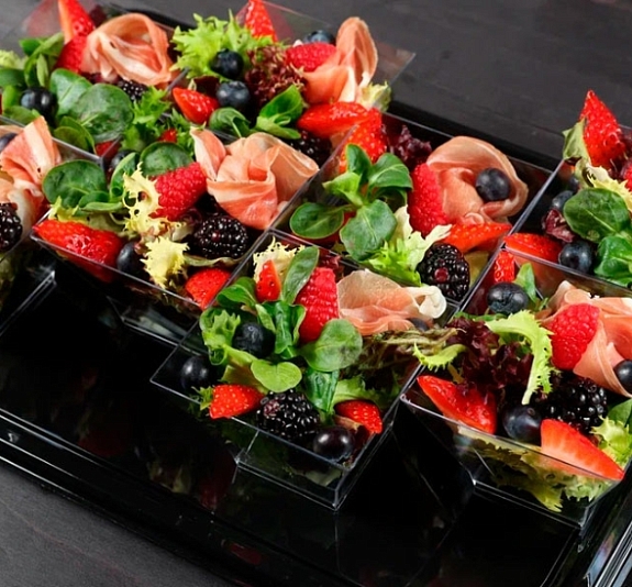 Салат микс с пармой и ягодами рис 3