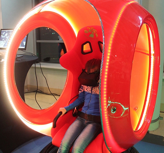 картинка VR шаттл синий/красный от компании Рент-Бери