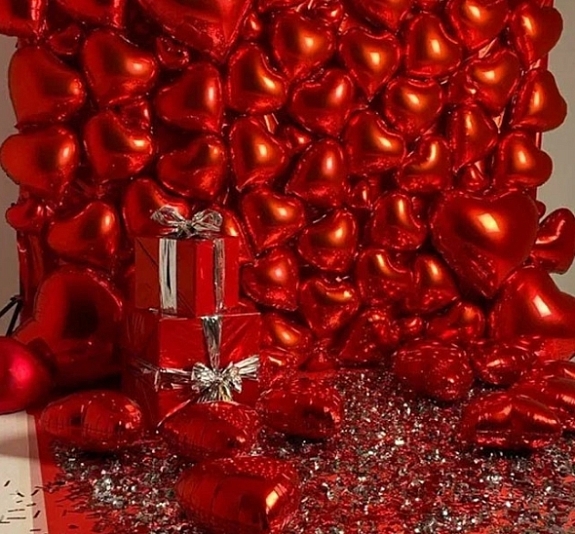 картинка Фотозона из фольгированных сердец от компании Рент-Бери