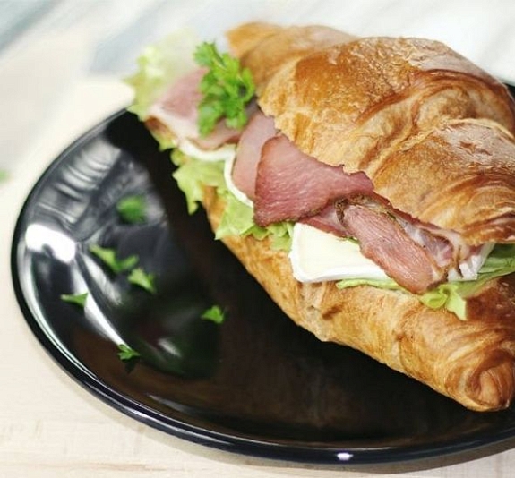 Круассан с бужениной и ким-чи кремом рис 1