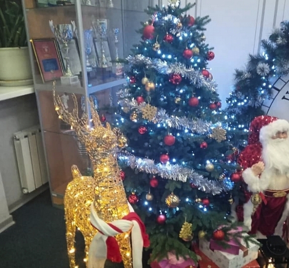 картинка Ёлка искусственная 150 см наряженная красно-золотая от компании Рент-Бери