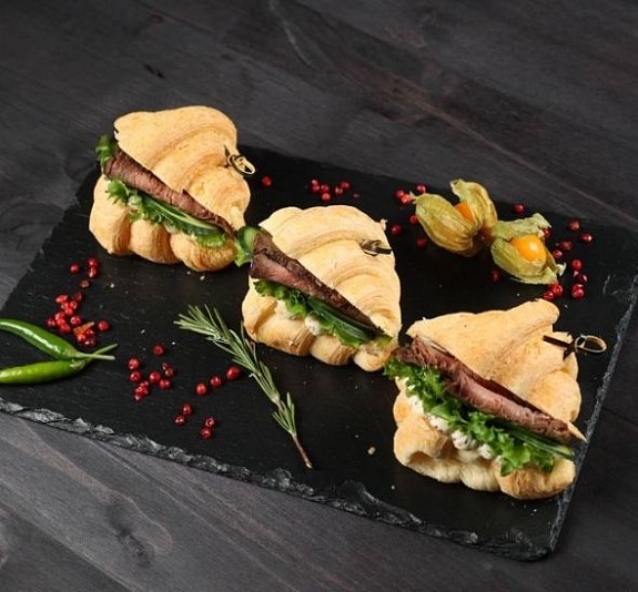 Круассан с ростбифом и вителло-тоннато рис 1