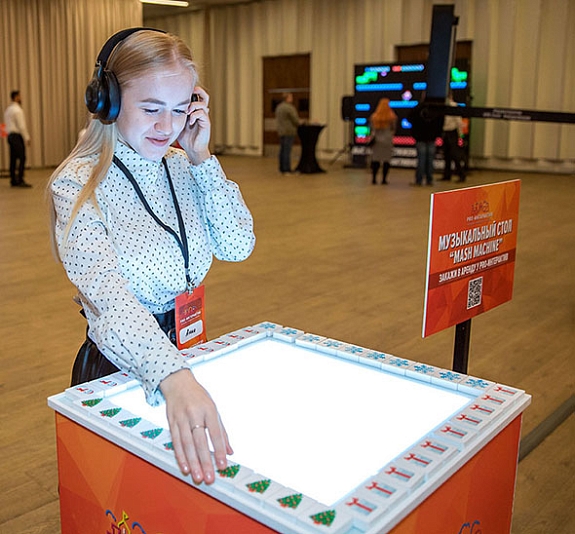 Музыкальный стол новогодний рис 2