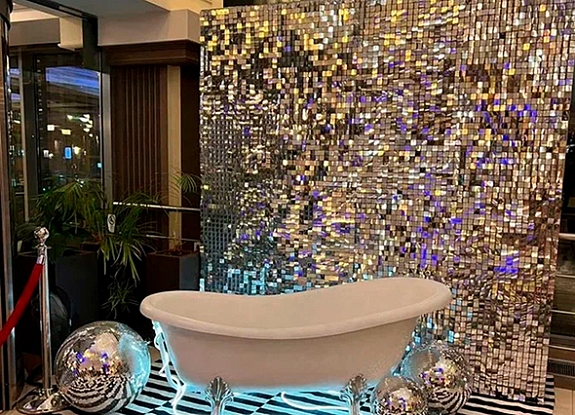 Фотозона «Серебристые пайетки с ванной»