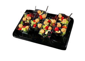 Салат микс с козьим сыром и ягодами