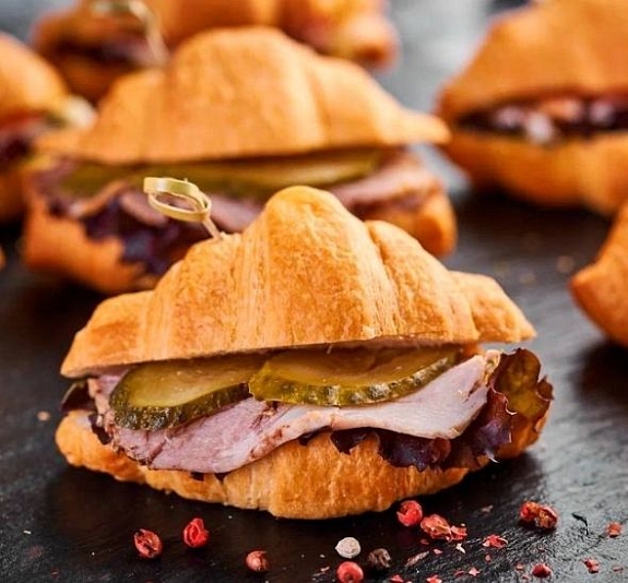 Мини-круассан с бужениной и маринованным огурцом рис 1