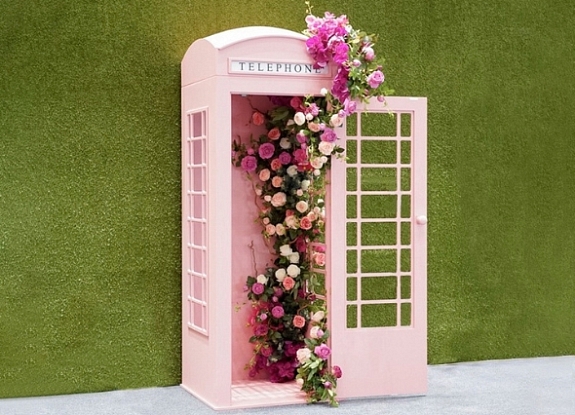 Фотозона "Розовая телефонная будка"