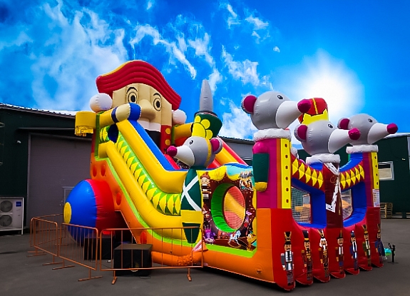 Надувная горка "Щелкунчик"