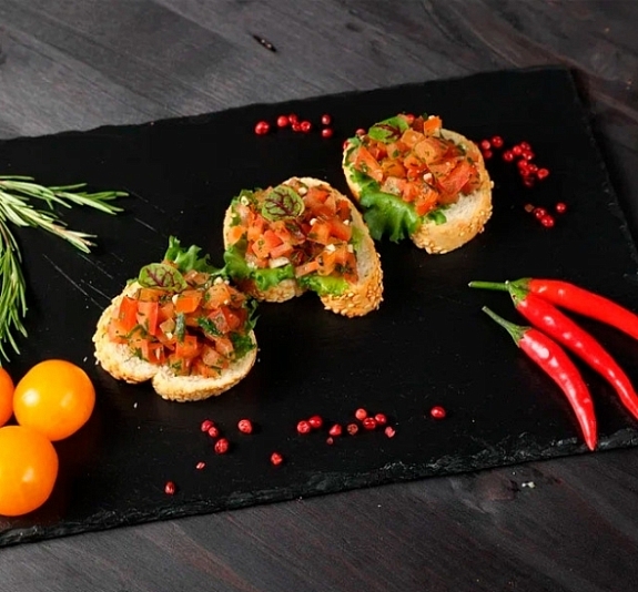 Брускетта с томатом и базиликом рис 1