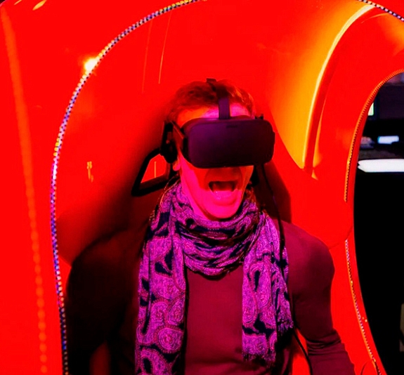 картинка VR шаттл синий/красный от компании Рент-Бери