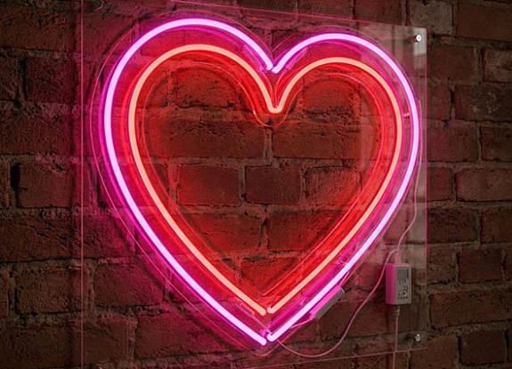 Аренда неоновой вывески «Сердце» к 8 марта