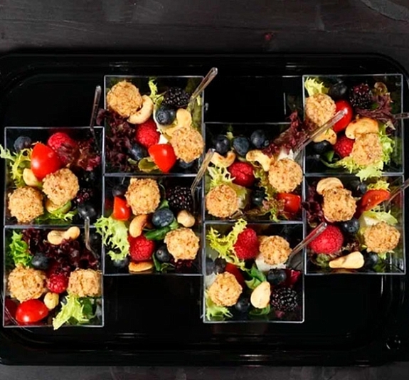 Салат микс с козьим сыром и ягодами рис 2